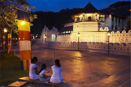 Personnes à l'extérieur du Temple de la dent (Sri Dalada Maligawa) au crépuscule, Kandy, Sri Lanka Photographie de stock - Rights-Managed, Code: 862-03713606