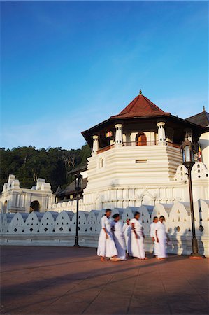 simsearch:862-06677477,k - Women walking past Temple of the Tooth (Sri Dalada Maligawa), Kandy, Sri Lanka Foto de stock - Direito Controlado, Número: 862-03713614