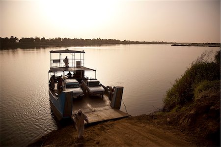 simsearch:862-03808218,k - Sudan, Nile. A Car ferry prepares to cross the Nile near the town of Abri. Foto de stock - Con derechos protegidos, Código: 862-03713629