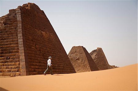 simsearch:862-03713655,k - Soudan, Begrawiya. Un touriste explore les anciennes pyramides nubiennes. Photographie de stock - Rights-Managed, Code: 862-03713635