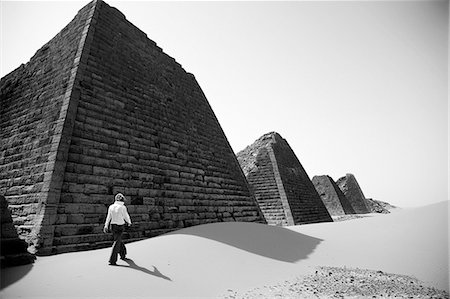 simsearch:862-03713655,k - Soudan, Begrawiya. Un touriste explore les anciennes pyramides nubiennes. Photographie de stock - Rights-Managed, Code: 862-03713638