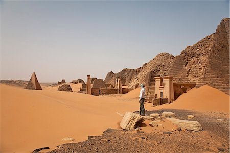 simsearch:862-03713628,k - Soudan, Begrawiya. Un touriste explore les anciennes pyramides nubiennes. Photographie de stock - Rights-Managed, Code: 862-03713639