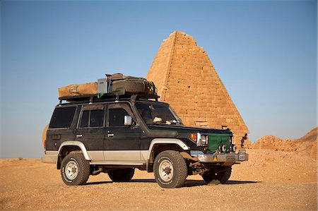 Sudan, Karima. A 4x4 parked by the pyramids at Karima. Foto de stock - Direito Controlado, Número: 862-03713630