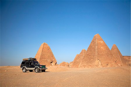 Sudan, Karima. A 4x4 parked by the pyramids at Karima. Foto de stock - Direito Controlado, Número: 862-03713631