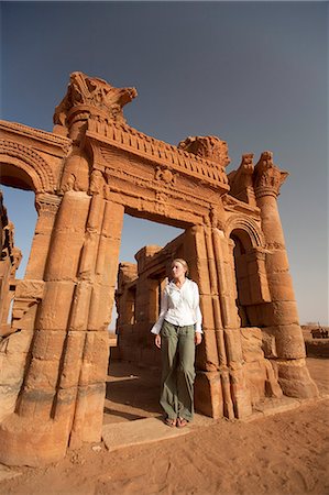 simsearch:862-03713644,k - Sudan, Nagaa. A tourist stands in the doorway of a Roman temple ruin at Nagaa. Foto de stock - Con derechos protegidos, Código: 862-03713644