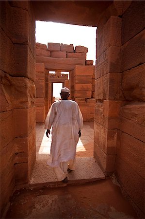 sudan - Sudan, Nagaa. The solitary guide at the remote ruins of Nagaa walks through the ruins. Foto de stock - Con derechos protegidos, Código: 862-03713649