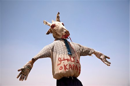 sudan - Sudan. A ghoulish scarecrow fashioned from a mummified donkey head stands on the road to the Nile's Sixth Cateract. Foto de stock - Con derechos protegidos, Código: 862-03713654