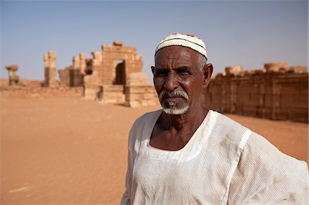 simsearch:862-03353998,k - Soudan, Nagaa. Le guide solitaire au milieu des ruines de Nagaa distants se tient devant les ruines. Photographie de stock - Rights-Managed, Code: 862-03713651