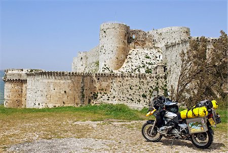 Syrie. Moto devant le château croisé de Krak des Chevaliers. Photographie de stock - Rights-Managed, Code: 862-03713713