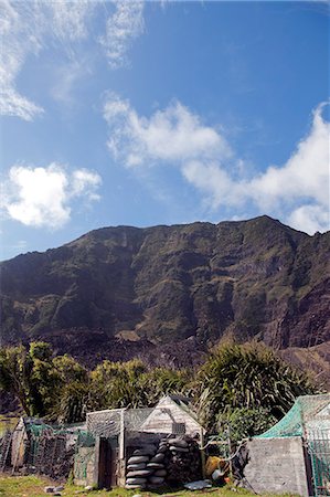 Tristan Da Cunha Island, settlement capital of Edinburgh. Allotment sheds on the fertile lower slopes of the Queen Mary Volcano Foto de stock - Con derechos protegidos, Código: 862-03713748