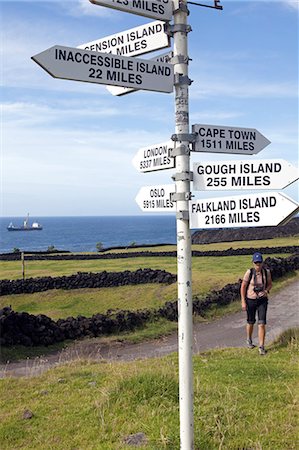poste indicador - Tristan Da Cunha Island, settlement capital of Edinburgh. A sign post indicating its nearest neighbours, the Falklands. Foto de stock - Con derechos protegidos, Código: 862-03713756
