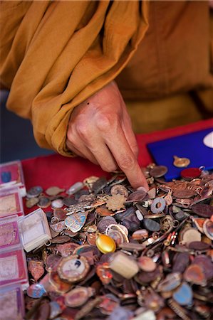 simsearch:862-03731785,k - Ein Mönch in einem Gewand Kommissionierung durch Amulette auf dem Markt in Bangkok Thailand Stockbilder - Lizenzpflichtiges, Bildnummer: 862-03713777