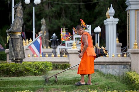 simsearch:862-03713790,k - Bangkok, Thailand. Ein Gras Trimmen Mönch in einem Tempel in Thailand Stockbilder - Lizenzpflichtiges, Bildnummer: 862-03713811