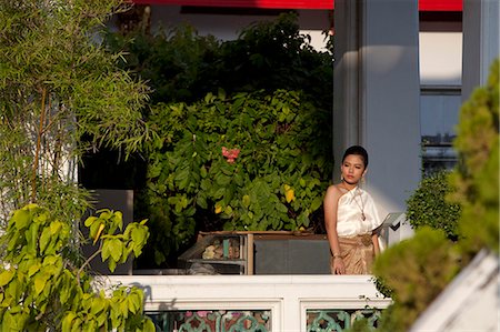 simsearch:862-03713790,k - Eine Frau auf einer Terrasse am Wat Pho. Tempel des Reclining Buddha genannt, ist ein buddhistischer Tempel im Bezirk Phra Nakhon, Bangkok, Thailand. Stockbilder - Lizenzpflichtiges, Bildnummer: 862-03713840