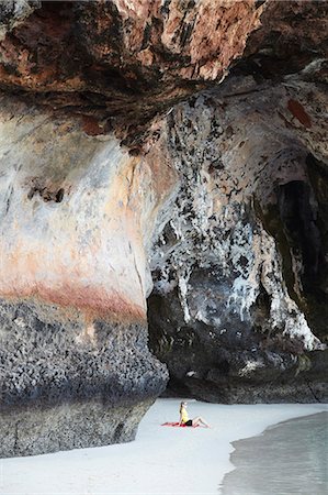 Frau am Strand von Hat Tham Phra Nang, Railay, Provinz Krabi, Thailan entspannend. Stockbilder - Lizenzpflichtiges, Bildnummer: 862-03713866