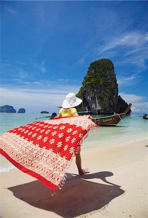 paradis (éden) - Femme qui marche sur la plage de Hat Tham Phra Nang, Railay, Province de Krabi, vente. Photographie de stock - Rights-Managed, Code: 862-03713867