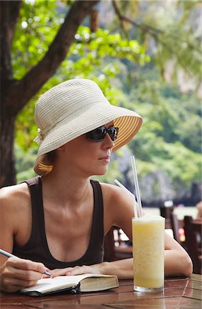 Frau am Strandrestaurant am Strand Hat Rai Leh West Railay, Provinz Krabi, Thailan. Stockbilder - Lizenzpflichtiges, Bildnummer: 862-03713872