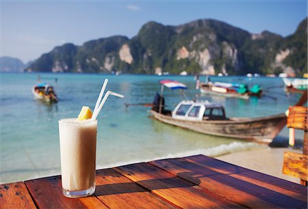 exótico - Fruit shake on Ao Ton Sai beach, Ko Phi Phi Don, Thailand Foto de stock - Con derechos protegidos, Código: 862-03713882