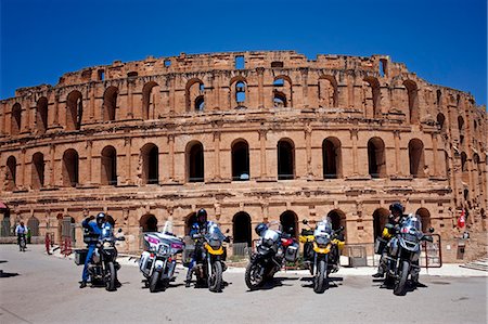 Tunesien, El Jem. Motorräder außerhalb das römische Amphitheater von El Jem, die aus dem 3. Jahrhundert nach Christus datiert. Stockbilder - Lizenzpflichtiges, Bildnummer: 862-03713902