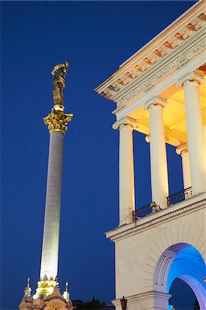 simsearch:862-03714047,k - Monument to Berehynia in Independence Square (Maydan Nezalezhnosti) at dusk, KIev, Ukraine Foto de stock - Con derechos protegidos, Código: 862-03713979