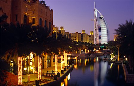 United Arab Emirates (or UAE), Dubai. The iconic Burj Al-Arab Hotel soars beside the Mina A'Salam Hotel at Madinat Jumeirah. Fotografie stock - Rights-Managed, Codice: 862-03713970
