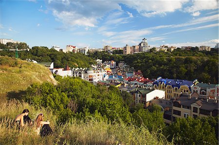 simsearch:400-03968536,k - Femmes assises sur la colline qui surplombe les maisons colorées, Kiev, Ukraine Photographie de stock - Rights-Managed, Code: 862-03713995