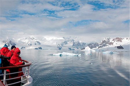 simsearch:862-03736159,k - Antarctique, la péninsule Antarctique, Paradise Harbour, touristes vêtus en Antarctique montre uniforme que le navire quitte le port de paradis. Photographie de stock - Rights-Managed, Code: 862-03736148