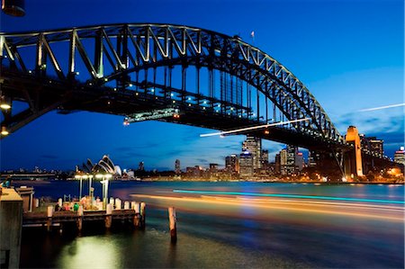 Australien, New South Wales, Sydney. Licht Wege von einer Fähre am Sydney Harbour mit der Harbour Bridge und das Opernhaus. Stockbilder - Lizenzpflichtiges, Bildnummer: 862-03736208