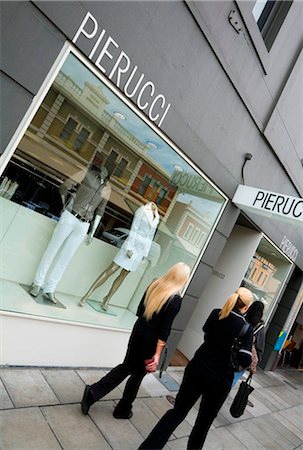 Australia, South Australia, Adelaide.  Women browsing the clothes boutiques on Rundle Street. Foto de stock - Direito Controlado, Número: 862-03736235