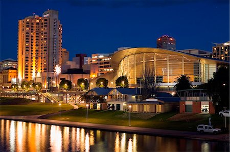 Australia, South Australia, Adelaide.   The Adelaide Convention Centre on the banks of the River Torrens. Foto de stock - Con derechos protegidos, Código: 862-03736236