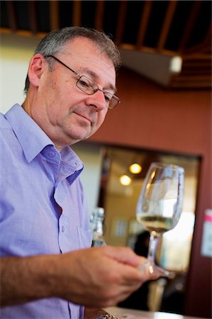 simsearch:862-08273799,k - L'Australie, Australie-méridionale, Barossa Valley. Un homme, dégustation de vin pour une visite de cave de la Barossa Valley. Photographie de stock - Rights-Managed, Code: 862-03736246