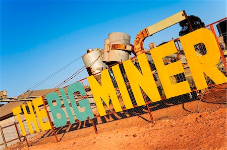 simsearch:862-03736250,k - Australia, South Australia, Coober Pedy.   The Big Miner - a business specializing in opals, fossils and jewellery. Foto de stock - Con derechos protegidos, Código: 862-03736259
