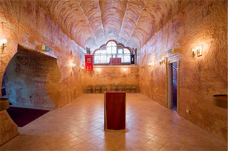 subterranean - Australie, Australie-méridionale, Coober Pedy. L'église orthodoxe serbe - une des cinq Églises clandestines dans la ville de mines d'Opale. Photographie de stock - Rights-Managed, Code: 862-03736263