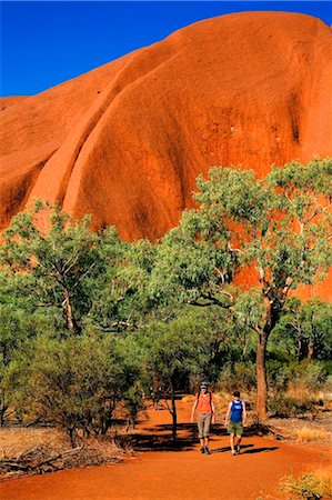 red centre - Australie, Northern Territory, Parc National d'Uluru-Kata Tjuta. Randonneurs sur le parcours de base à Uluru (Ayers Rock). (PR) Photographie de stock - Rights-Managed, Code: 862-03736276