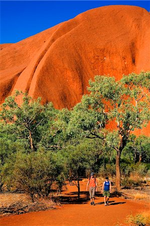 simsearch:862-07909375,k - Australie, Northern Territory, Parc National d'Uluru-Kata Tjuta. Randonneurs sur le parcours de base à Uluru (Ayers Rock). (PR) Photographie de stock - Rights-Managed, Code: 862-03736276