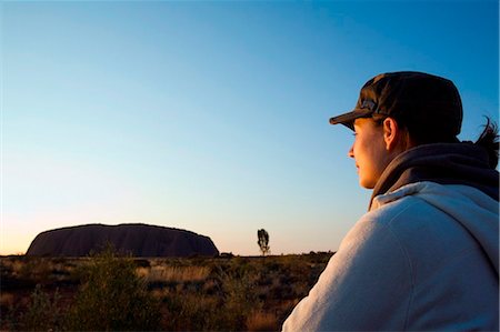 red centre - Australie, Northern Territory, Parc National d'Uluru-Kata Tjuta. Une femme regarde le lever du soleil à Uluru (Ayers Rock). (PR) Photographie de stock - Rights-Managed, Code: 862-03736279
