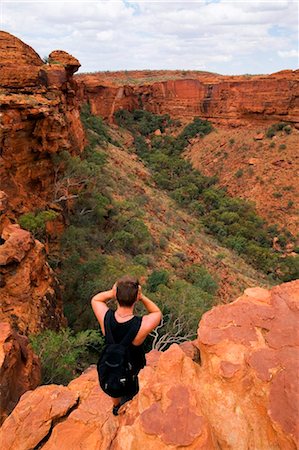 simsearch:862-05997497,k - Australia, Northern Territory, Watarrka (Kings Canyon) National Park. A man looks out over Kings Canyon. (PR) Foto de stock - Con derechos protegidos, Código: 862-03736271