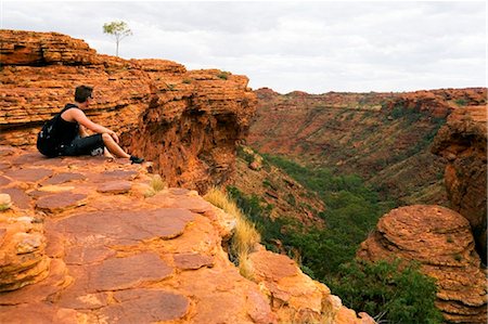 simsearch:862-03289027,k - Australia, Northern Territory, Watarrka (Kings Canyon) National Park.  A hiker looks out over Kings Canyon. (PR) Foto de stock - Con derechos protegidos, Código: 862-03736272