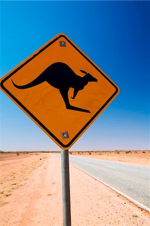simsearch:862-03736292,k - Australia, Northern Territory, Lasseter Highway.  Kangaroo road sign on a remote outback road. Foto de stock - Con derechos protegidos, Código: 862-03736292