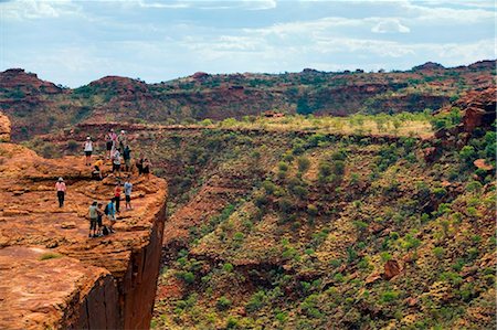 red centre - Australie, Northern Territory, Parc National de Watarrka (Kings Canyon). Randonneurs sur le bord du canyon. (PR) Photographie de stock - Rights-Managed, Code: 862-03736302