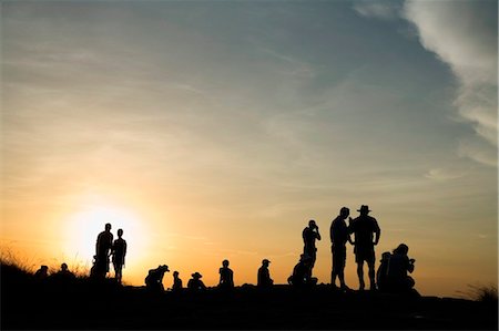 parc national de kakadu - Australie, Northern Territory, Parc National de Kakadu. Visiteurs regarder le coucher de soleil depuis le belvédère de Nadab à Ubirr.(PR) Photographie de stock - Rights-Managed, Code: 862-03736337