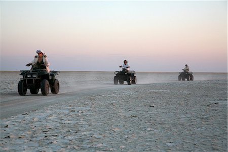 simsearch:862-03731896,k - Botswana, Makgadikgadi, Camp de Jack. Course de touristes sur les casseroles sur Cyclecars au coucher du soleil. Photographie de stock - Rights-Managed, Code: 862-03736356