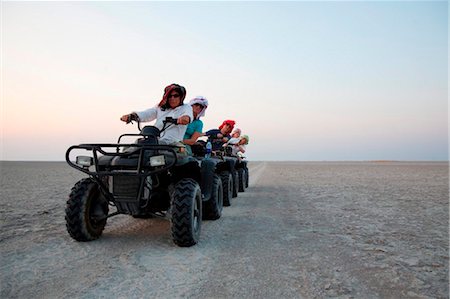 simsearch:862-03731896,k - Botswana, Makgadikgadi, Camp de Jack. Touristes de la conduite des quads à travers les Makgadikgadi pans au coucher du soleil. Photographie de stock - Rights-Managed, Code: 862-03736357