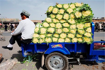 simsearch:862-03731086,k - China, Xinjiang Province, Kashgar, cart full of lettuce, Sunday Market Foto de stock - Direito Controlado, Número: 862-03736437