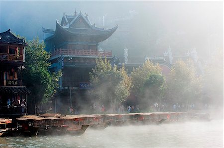 simsearch:862-03736460,k - China, Hunan Province, Fenghuang, riverside houses in morning mist Foto de stock - Con derechos protegidos, Código: 862-03736451