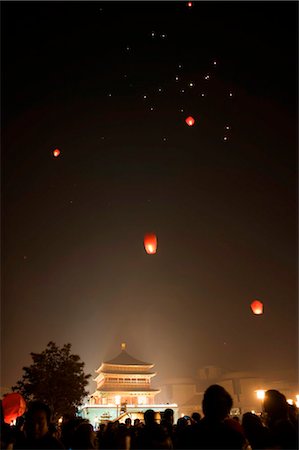 China, Shaanxi Province, Xian, lanterns being released into the sky on New Years Eve Foto de stock - Con derechos protegidos, Código: 862-03736505