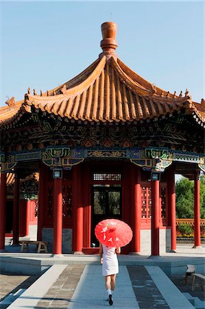 simsearch:862-05997087,k - China, Beijing, Ethnic Minorities Park, a girl with parasol at a pavilion Foto de stock - Con derechos protegidos, Código: 862-03736601