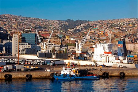 simsearch:862-03352150,k - Chili, Port de Valparisio. L'odckside animée de Chiles principales port de commerce dans la lumière matinale. Photographie de stock - Rights-Managed, Code: 862-03736634