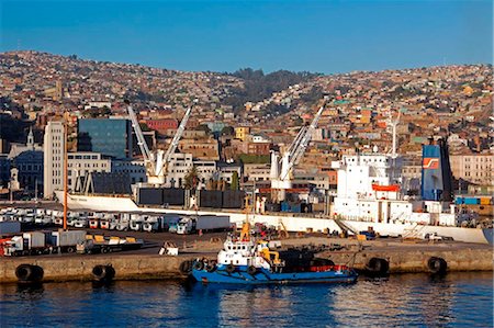 Chile, Port of Valparisio.   The bustling odckside of Chiles main trading port in early morning light. Foto de stock - Con derechos protegidos, Código: 862-03736634