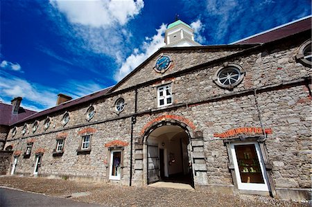 Ireland, Kilkenny, Kilkenny. The courtyard of the Kilkenny Design Centre. Fotografie stock - Rights-Managed, Codice: 862-03736740